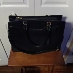 Source Unknown Elegant Black Shoulder Bag with Gold Accents